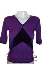 Remera escote V con adorno